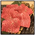 食彩和牛 しげ吉 - 肩三角。肌理の粗さが気にならないくらい、肉色と同様に旨味が濃厚で、肉汁たっぷりでした。