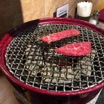 炭火焼肉　萬大 - 焼いてるとこ