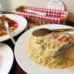 MASCOT. - カルボナーラ と ネギ トマトソースパスタ