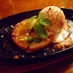 テディーズ ダイナー - ふじりんごのステーキ シナモンバター風味