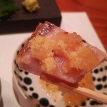 すし 市松 - 鰤炙り　おろしをのせてリフト