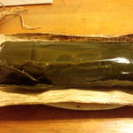 すし 市松 - 鯖の姿寿司　更に昆布で包まれています