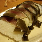 すし 市松 - 鯖の姿寿司 切り分けました