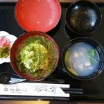 Kanunrou - 「うず煮」の椀を開けた姿、たっぷりのしじみ汁とともに