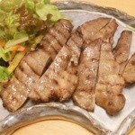 山乃薫 - 夜、豚たん網焼き