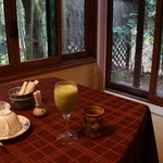 花仙庵 仙仁温泉 岩の湯 - 朝食のルッコラ、小松菜ジュースと蕎麦茶