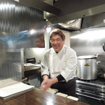 創作串揚 つだ - 美しい厨房とオーナーの津田さん