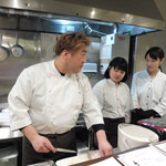 創作串揚 つだ - 津田さんとスタッフの女子たち