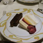 ル サロン ジャック・ボリー - ビターなチョコケーキとメレンゲとアイスのケーキ