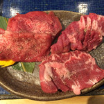 一切れ焼肉 一穂 - 左上が塩タン、下がハラミ、右上がタンカルビ！