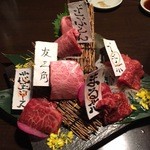 Sumibiyakiniku horumon nikuzammai - 口の中でとろけるような仙台牛5種盛り