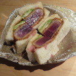 器楽亭 - 鮪のカツとアボカドのサンド、中濃ウスター・ソースと煮詰めブレンドで1
      