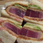 器楽亭 - 鮪のカツとアボカドのサンド、中濃ウスター・ソースと煮詰めブレンドで