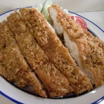 とんかつ　洋食　春 - 皿いっぱいにチキンカツ