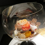 エクアトゥール - デザート2：白いちごと赤いちご、黒トリュフの蜂蜜風味、アールグレイアイスとブラックオ
      リーブと金柑のコンポート