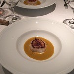 ル・マンジュ・トゥー - 天然帆立のポワレ ムール貝のピューレとニンニクソース 太白油と韓国産糸唐辛子を添えて　2015-12