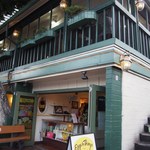 Eggs 'n Things - 外観（1階で受け付け、2階がレストラン）