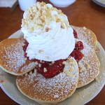 Eggs 'n Things - パンケーキ ストロベリーにホイップクリームとマカダミアナッツ①