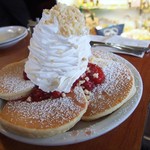 Eggs 'n Things - パンケーキ ストロベリーにホイップクリームとマカダミアナッツ②