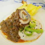 太刀魚プレート(2300円)の太刀魚、里芋ピュレ、白菜、アボカド、ココナツカレー