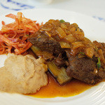 鹿プレート(2600円)の鹿、栗ピュレ、ごぼうのコンフィ、金時人参ラペ、マデラ酒カレー