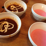 ハンバーグファクトリー - 左がデミグラスソース、右がシェフおすすめビーツソース