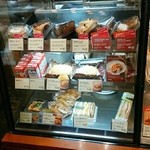 タリーズコーヒー - 店内のショーケースの一部。