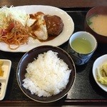 タバサ食堂 - ハンバーグ800円(税込)
            お惣菜1品、ご飯、味噌汁、漬物、食後のコーヒーまたは紅茶付き。