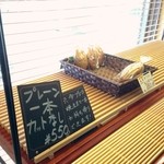 食パンのお店 盛屋 - 店舗内のパン類販売棚