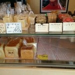 食パンのお店 盛屋 - 食パン・あんぱん販売棚