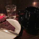 やまのは 珈琲と髪 - くるみとマスカットレーズン、カルバドス風味のガトーショコラ300円(四月の魚)