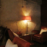 やまのは 珈琲と髪 - 夜のソファー席。店内小さめですがカウンターも