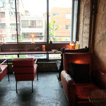 やまのは 珈琲と髪 - まだ明るい時間。店内は小さめで他にカウンターも