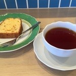 ブラウンズ カフェ - パウンドケーキと紅茶