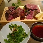 熟成焼肉 肉源 赤坂店 - パクチーサラダとビール