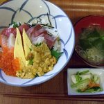 すずかけ - 海鮮丼　850円。ほのあたたかい白飯にキザミのり、刺身がのっています。