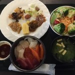 スラローム - さすが北海道、ブュッフェで自作の海鮮丼。f^_^