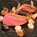 クラフタル - ランチコース 5400円 の鴨の胸肉のロースト フォアグラ・ポルチーニ・栗のブッシュ・ド・ノエル 茸のソテー パセリのクランブル 紅茶のパイ