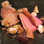 クラフタル - ランチコース 5400円 の鴨の胸肉のロースト フォアグラ・ポルチーニ・栗のブッシュ・ド・ノエル 茸のソテー パセリのクランブル 紅茶のパイ