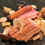 クラフタル - ランチコース 5400円 の鴨の胸肉のロースト フォアグラ・ポルチーニ・栗のブッシュ・ド・ノエル 茸のソテー パセリのクランブル 紅茶のパイ