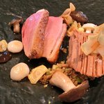 クラフタル - ランチコース 5400円 の鴨の胸肉のロースト フォアグラ・ポルチーニ・栗のブッシュ・ド・ノエル 茸のソテー パセリのクランブル 紅茶のパイ