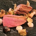 クラフタル - ランチコース 5400円 の鴨の胸肉のロースト フォアグラ・ポルチーニ・栗のブッシュ・ド・ノエル 茸のソテー パセリのクランブル 紅茶のパイ