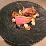 クラフタル - ランチコース 5400円 の鴨の胸肉のロースト フォアグラ・ポルチーニ・栗のブッシュ・ド・ノエル 茸のソテー パセリのクランブル 紅茶のパイ