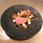 クラフタル - ランチコース 5400円 の鴨の胸肉のロースト フォアグラ・ポルチーニ・栗のブッシュ・ド・ノエル 茸のソテー パセリのクランブル 紅茶のパイ