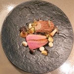 クラフタル - ランチコース 5400円 の鴨の胸肉のロースト フォアグラ・ポルチーニ・栗のブッシュ・ド・ノエル 茸のソテー パセリのクランブル 紅茶のパイ