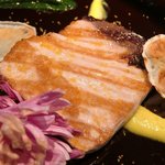 クラフタル - ランチコース 5400円 の鰤のグリル もって菊(食用菊) 春菊と黄菊のピュレ ドライ春菊と蕪 カラスミパウダー添え