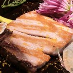 クラフタル - ランチコース 5400円 の鰤のグリル もって菊(食用菊) 春菊と黄菊のピュレ ドライ春菊と蕪 カラスミパウダー添え