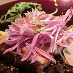 クラフタル - ランチコース 5400円 の鰤のグリル もって菊(食用菊) 春菊と黄菊のピュレ ドライ春菊と蕪 カラスミパウダー添え