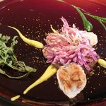クラフタル - ランチコース 5400円 の鰤のグリル もって菊(食用菊) 春菊と黄菊のピュレ ドライ春菊と蕪 カラスミパウダー添え