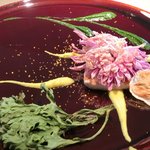 クラフタル - ランチコース 5400円 の鰤のグリル もって菊(食用菊) 春菊と黄菊のピュレ ドライ春菊と蕪 カラスミパウダー添え